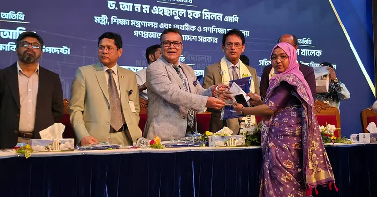 শিক্ষামন্ত্রীর কাছ থেকে সম্মাননা সনদ নিচ্ছেন আনিছা আক্তার লাবনী